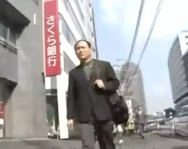 丁尚彪走在日本大街上
